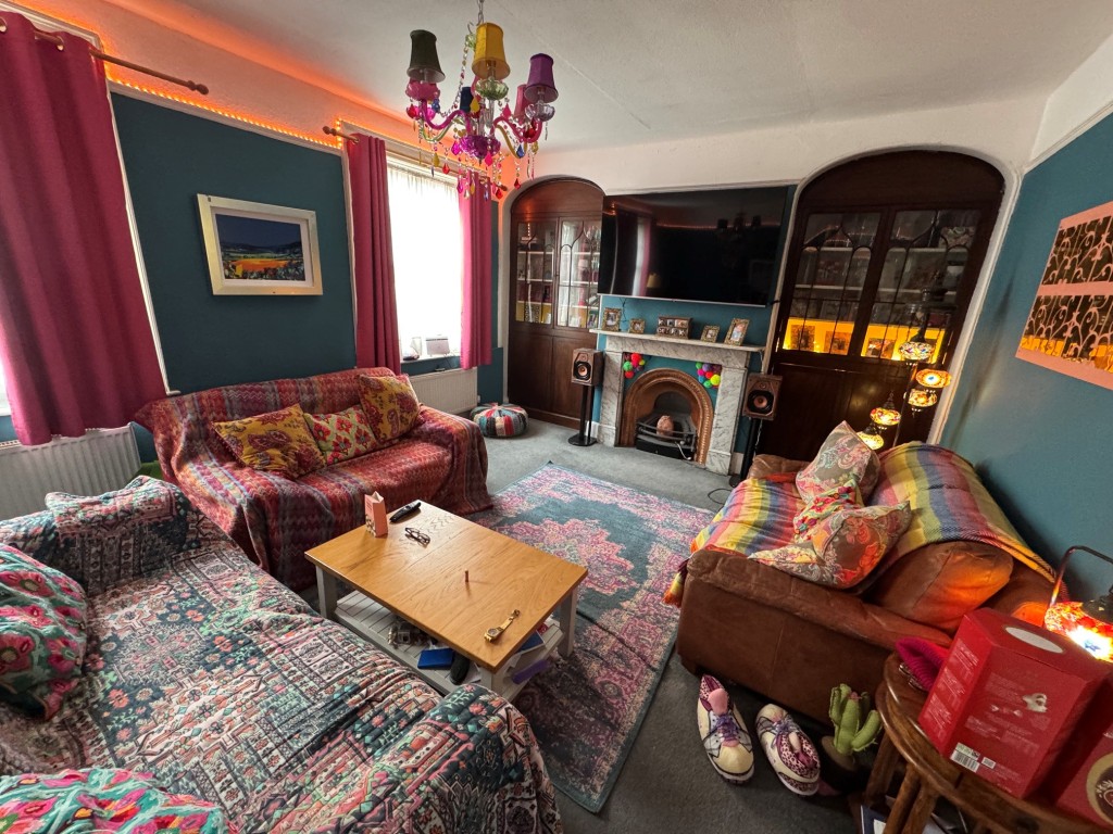 Lot: 46 - PERIOD COMMERCIAL AND RESIDENTIAL HIGH STREET INVESTMENT - Maisonette - living room